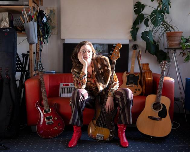 Albertine Sarges: Neuer Song „Reflection“ und Album „Girl Missing“ im Fokus