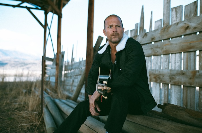 Kip Moore veröffentlicht neuen Song „Around You“ und kündigt Album „Solitary Tracks“ an