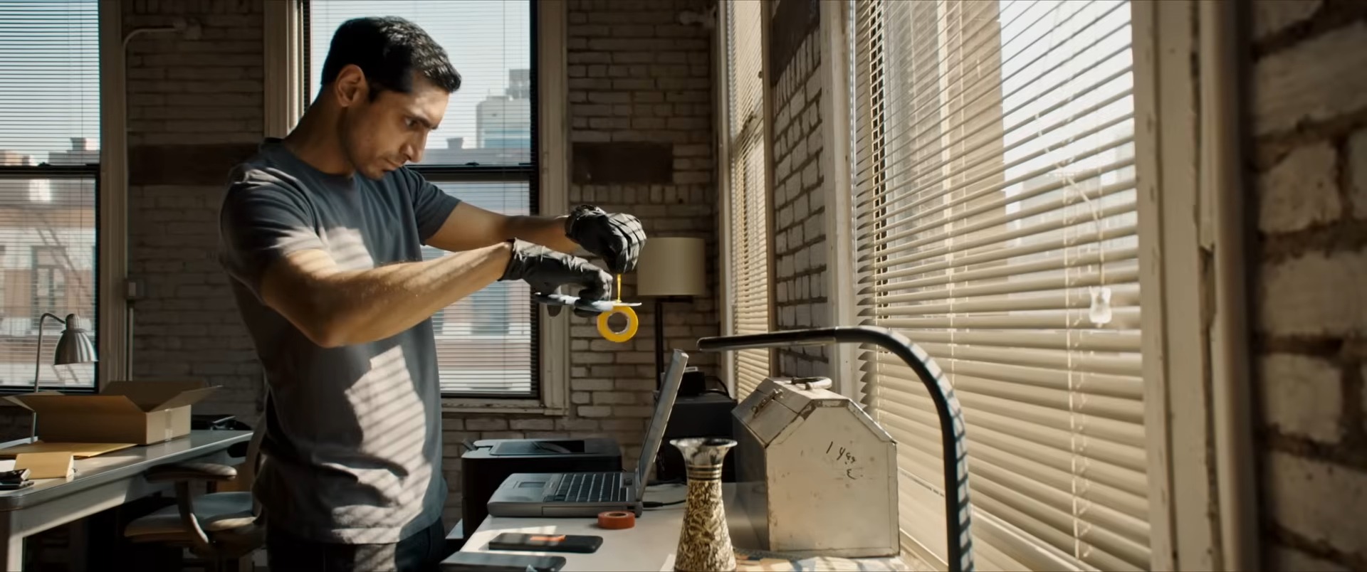 The Negotiator: Thriller mit Riz Ahmed ab Januar erhältlich Bild The Negotiator: Thriller mit Riz Ahmed ab Januar erhältlich Screenshot The Negotiator: Thriller mit Riz Ahmed ab Januar erhältlich Foto