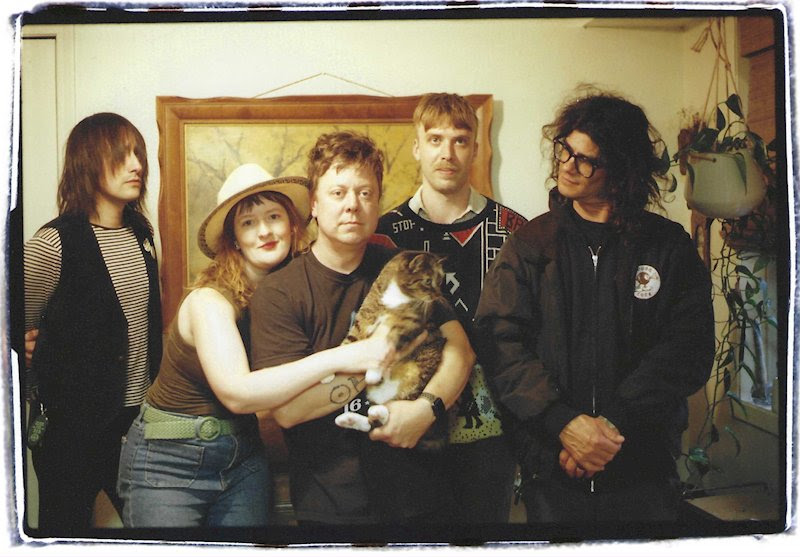 Rayon veröffentlichen 'Shopping' – ein schriller Konsumkommentar Bild Rayon veröffentlichen 'Shopping' – ein schriller Konsumkommentar Screenshot Rayon veröffentlichen 'Shopping' – ein schriller Konsumkommentar Foto