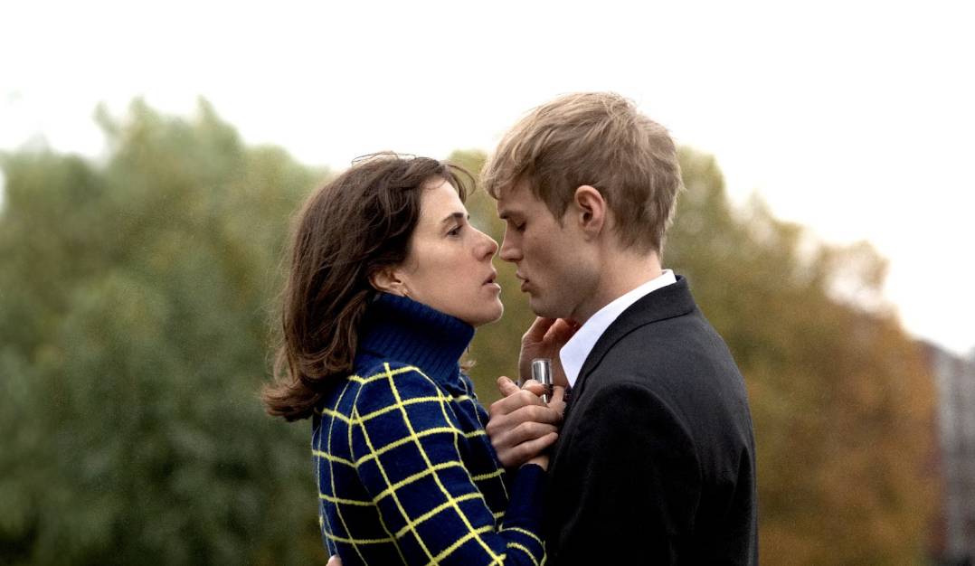 Netflix startet Dreharbeiten zur Serie Love & Chaos in Hamburg Bild Netflix startet Dreharbeiten zur Serie Love & Chaos in Hamburg Screenshot Netflix startet Dreharbeiten zur Serie Love & Chaos in Hamburg Foto