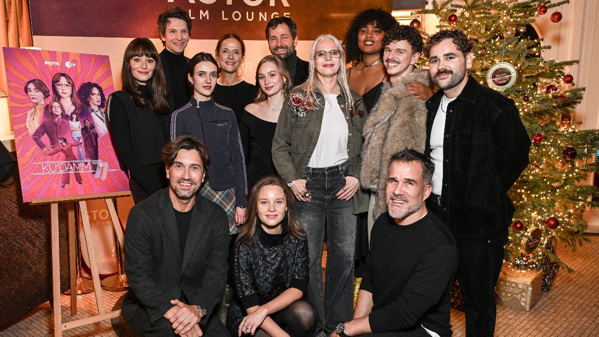 KU’Damm 77 begeistert beim exklusiven Pre-Christmas-Screening Bild KU’Damm 77 begeistert beim exklusiven Pre-Christmas-Screening Screenshot KU’Damm 77 begeistert beim exklusiven Pre-Christmas-Screening Foto