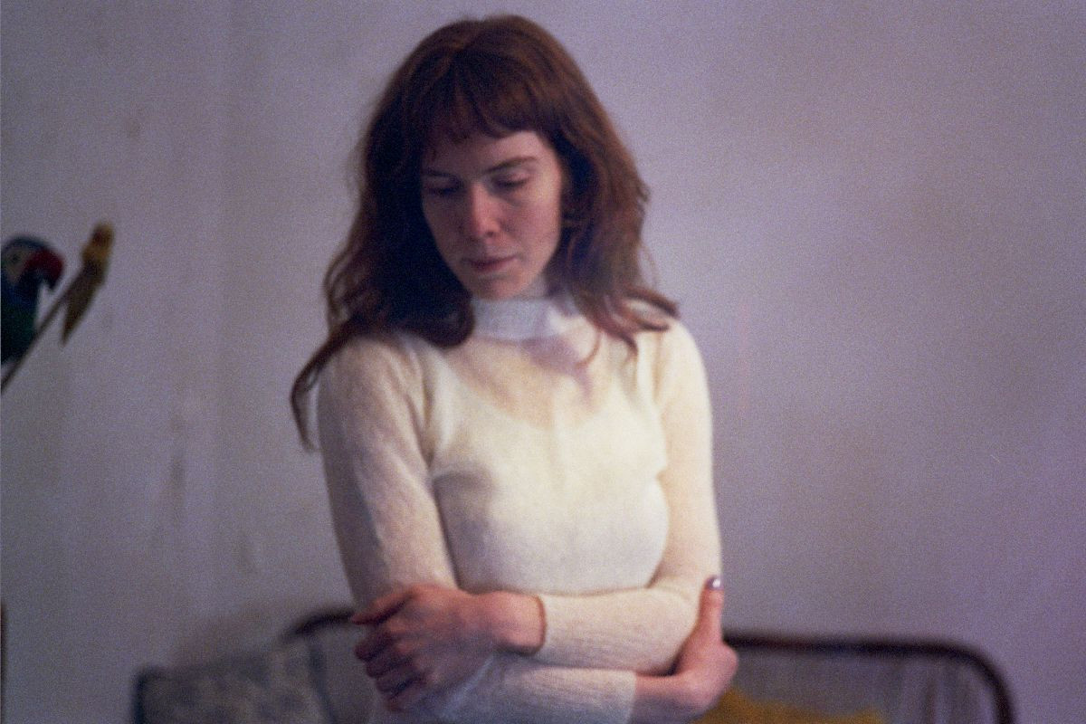 Elanor Moss kündigt Debütalbum an und zeigt Video zu neuer Single