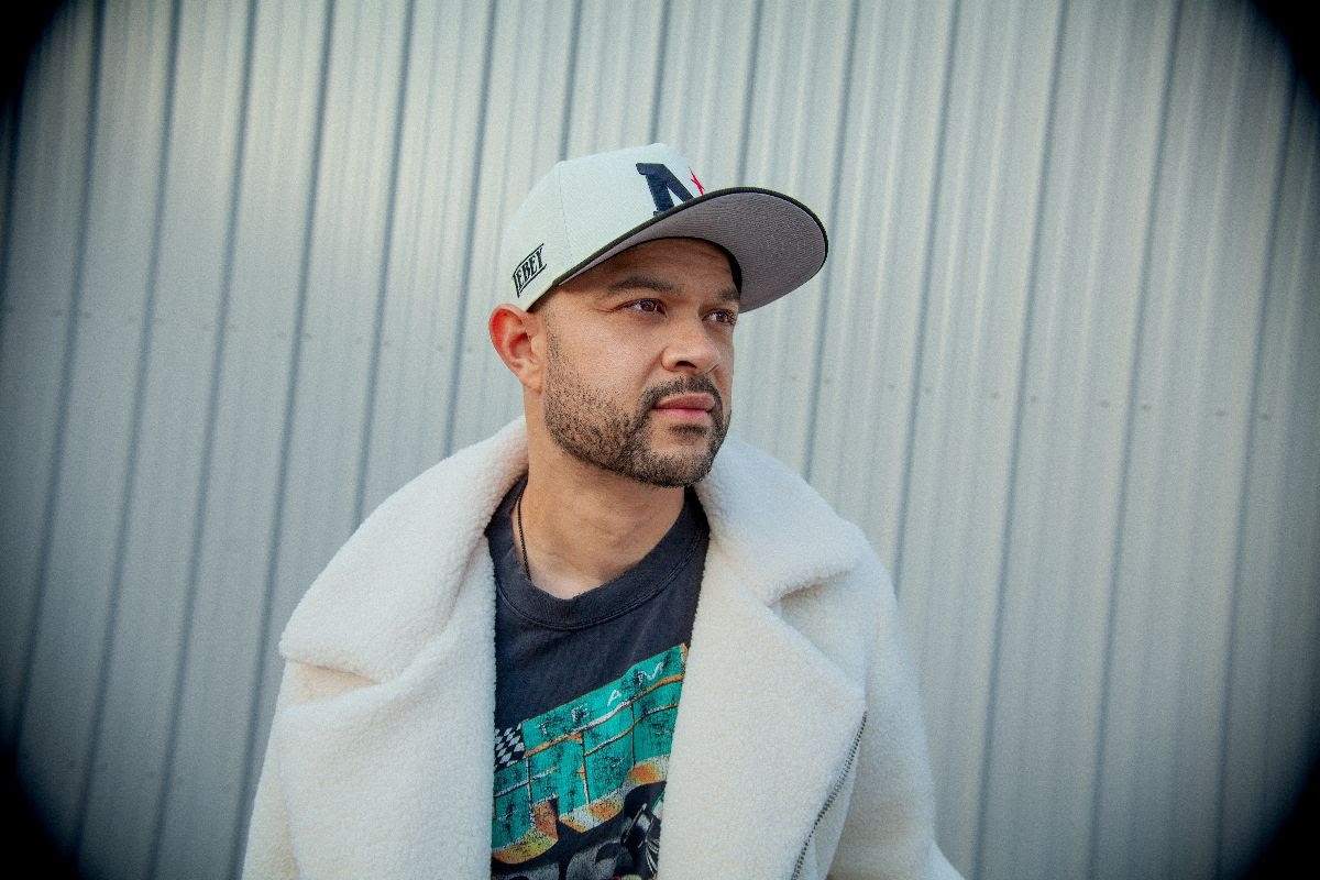 Tebey verwandelt internationale Pop-Hits in Nashville-Country