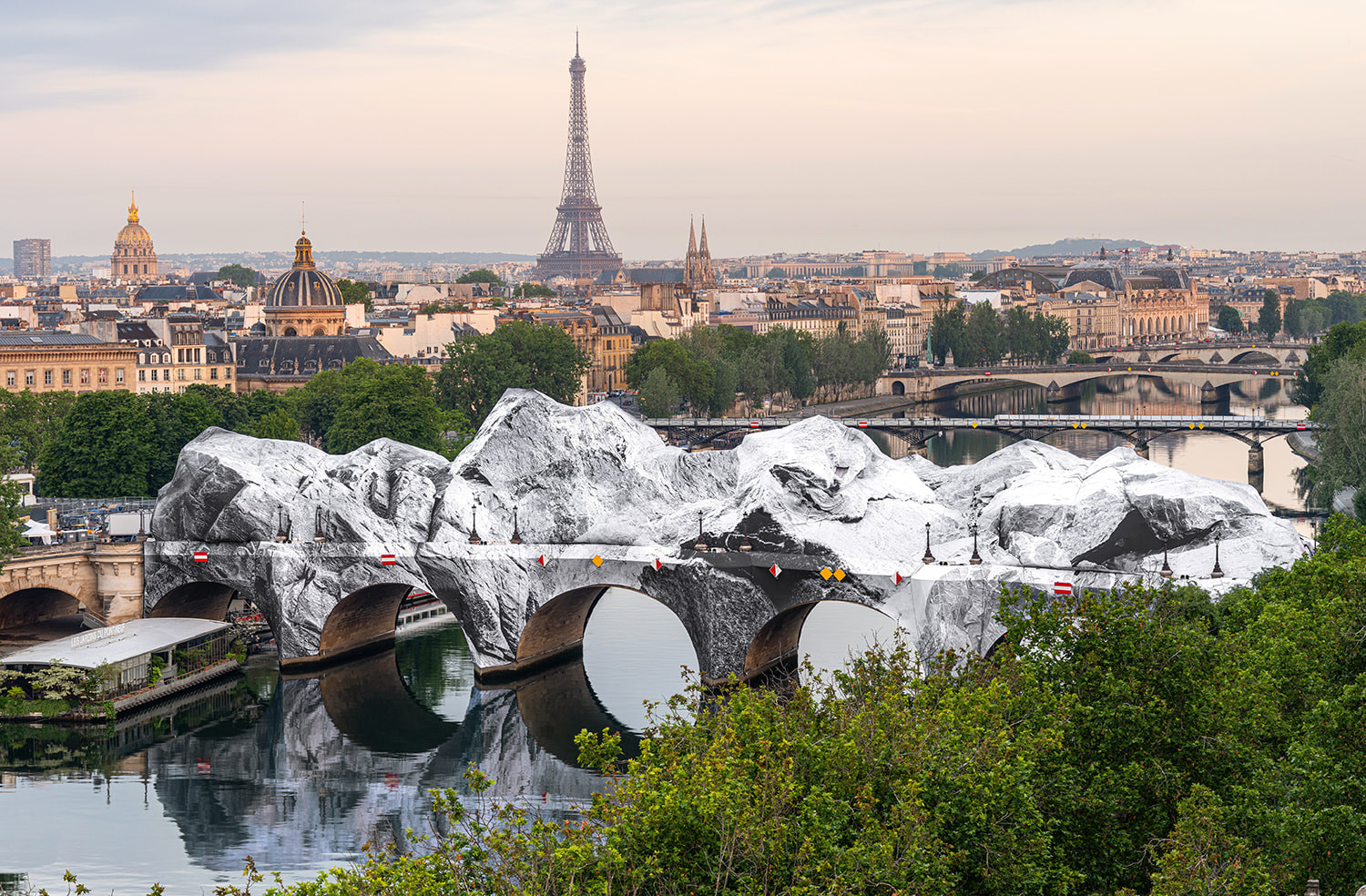 Taschen dokumentiert JRs Installation La Caverne du Pont Neuf Bild Taschen dokumentiert JRs Installation La Caverne du Pont Neuf Screenshot Taschen dokumentiert JRs Installation La Caverne du Pont Neuf Foto