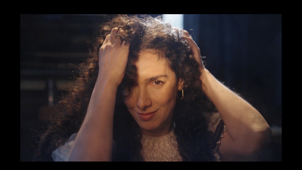 Bedouine kündigt neues Album Neon Summer Skin an