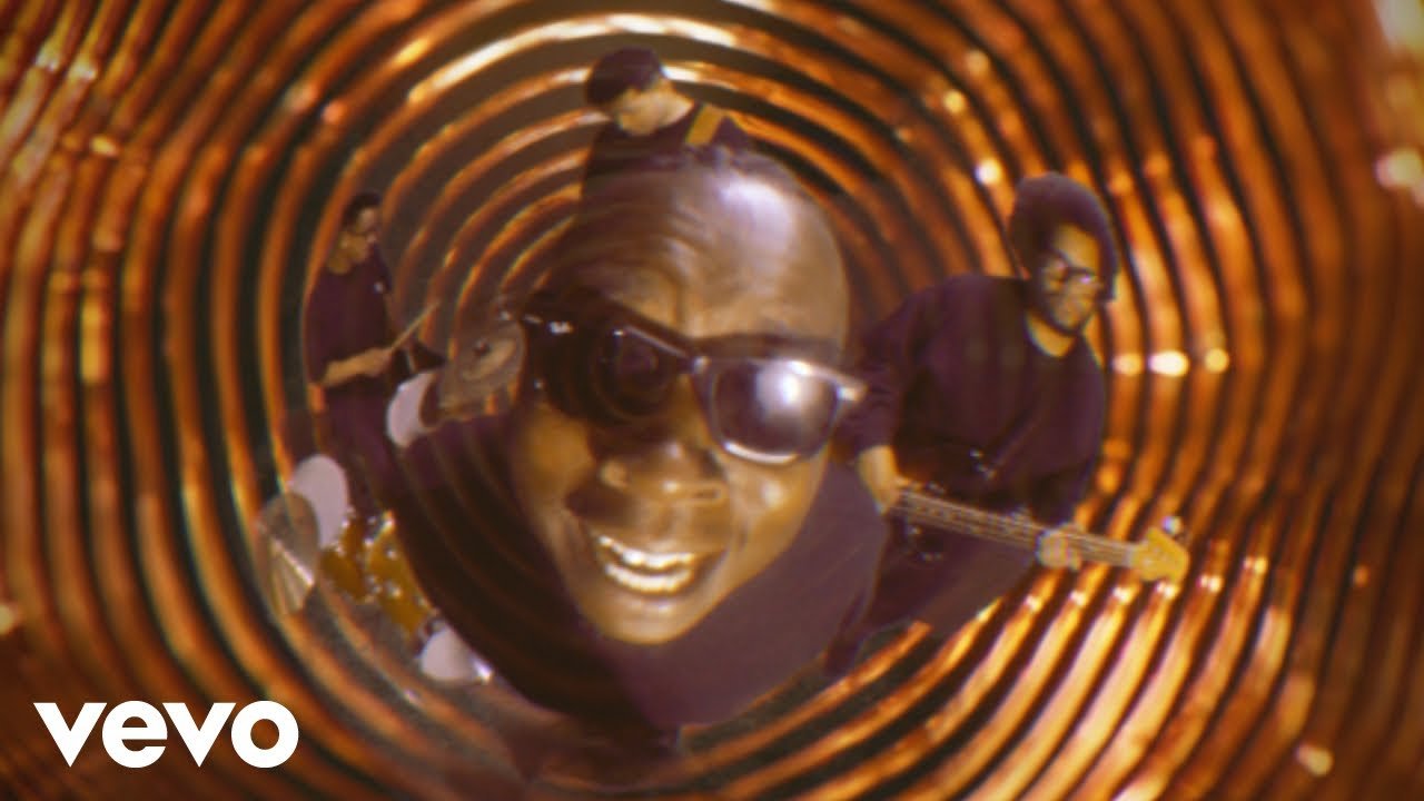 Brother Wallace kündigt Debütalbum „Electric Love“ an