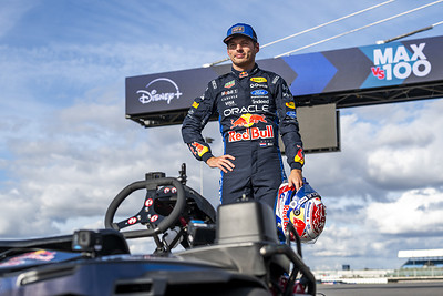 Max vs 100: Max Verstappen rollt Feld in Silverstone auf Screenshot