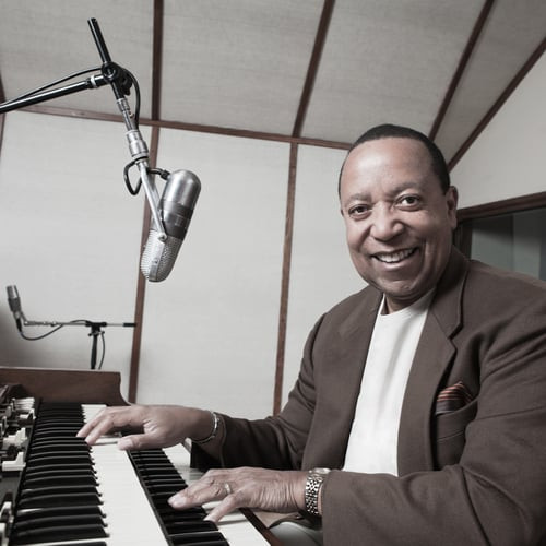 Vel Lewis vereint Groove Jazz und Soul in neuer Single Smoovee Bild Vel Lewis vereint Groove Jazz und Soul in neuer Single Smoovee Screenshot Vel Lewis vereint Groove Jazz und Soul in neuer Single Smoovee Foto