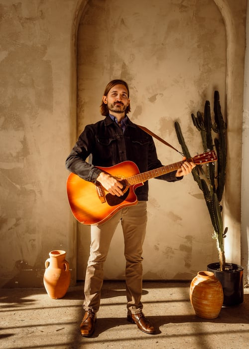 Deadly Alfano: Neue Single Shelter vereint Folk-Rock und Weltmusik