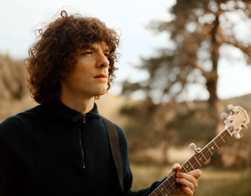 Dylan John Thomas bringt neues Album Nothing Here Worth Taking heraus